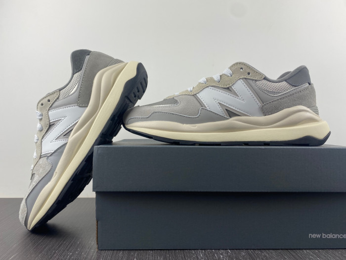 new Ba1an*e 57/40 grey day m5740ta